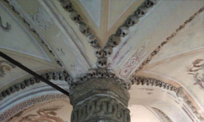 Foto do detalhe do teto, decorado com crnios