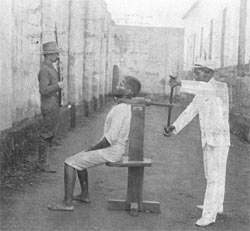 Foto de um homem sendo executado pelo garrote