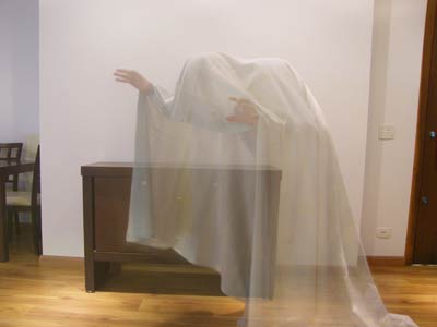 Foto de um fantasma na frente do móvel