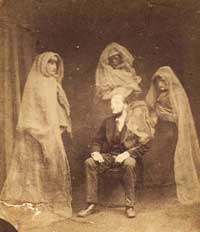 Foto de um homem rodeado por três fantasmas