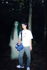 Foto de suposto fantasma e um estudante
