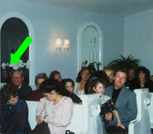 Foto de um casamento, com uma seta apontando para uma pessoa