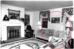 Foto de uma sala antiga em preto e branco e um vulto do lado direito da foto